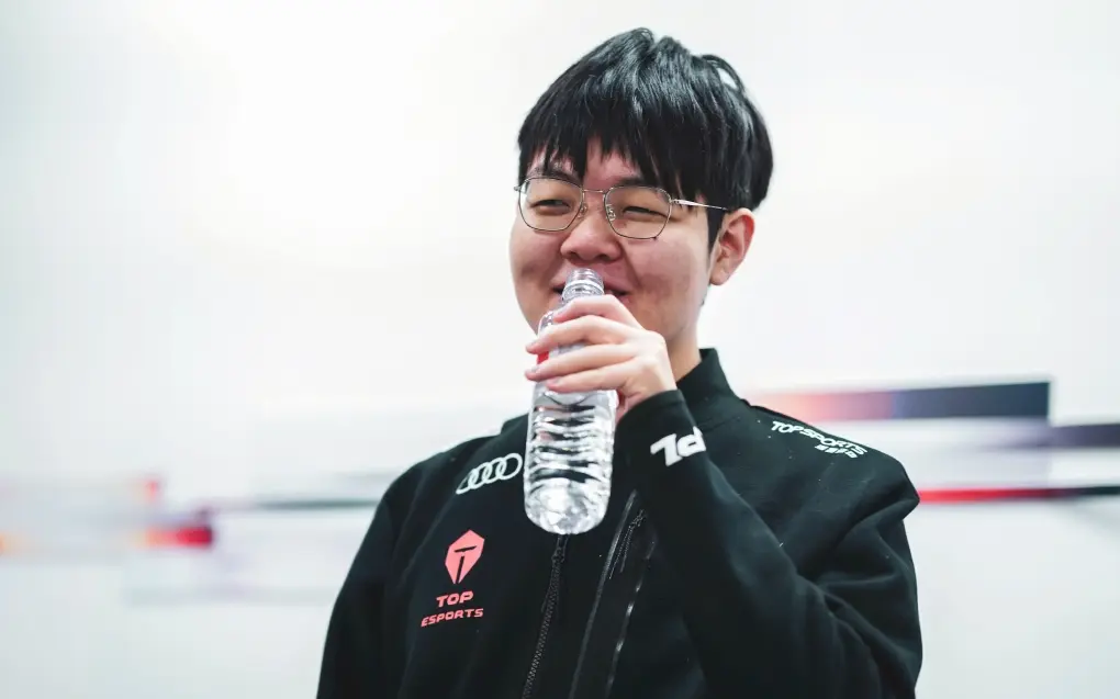 乐鱼官方入口- 认真听粉丝要求的jackeylove选手 